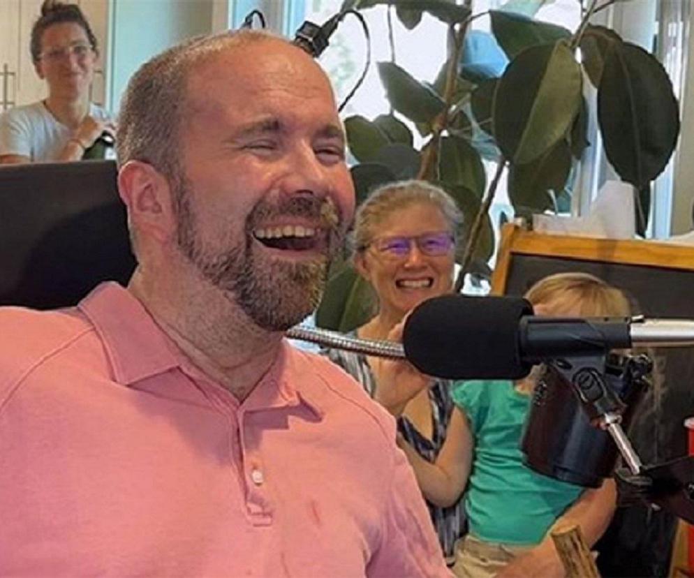 Odzyskał głos dzięki przełomowemu urządzeniu. Pierwsze słowa doprowadziły wszystkich do łez