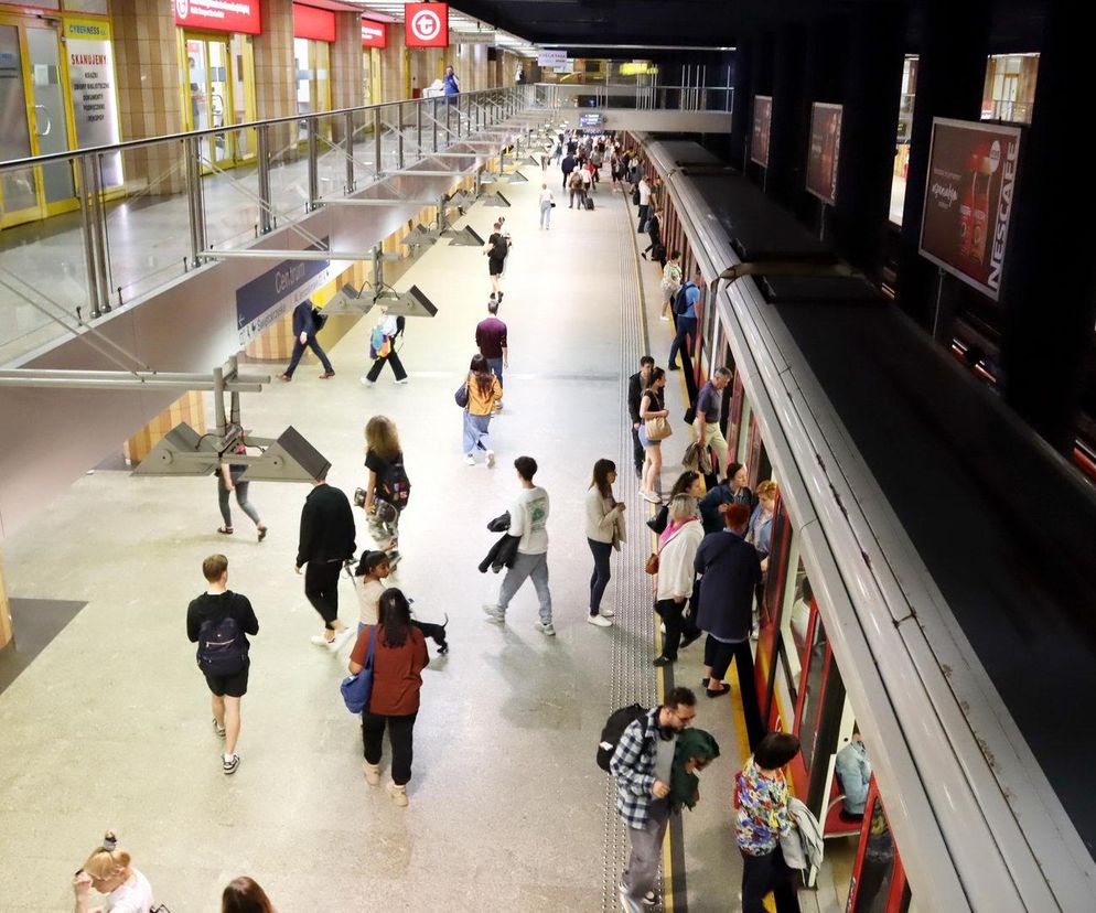Metro w Warszawie już wozi pasażerów, ale wciąż są drążone nowe linie