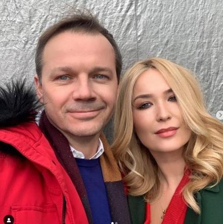 	Barwy szczęścia na planie. Karolina (Marta Dąbrowska), Bruno (Lesław Żurek)