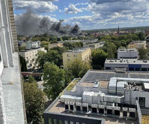 Kłęby czarnego dymu nad Toruniem. Pożar w centrum miasta