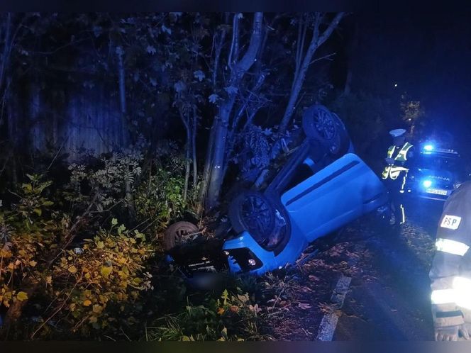 17-latek stracił panowanie nad autem i dachował. Wiózł młodszą i nietrzeźwą pasażerkę