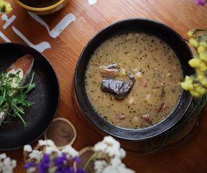 Aromatyczny żurek z dodatkiem leśnych grzybów. Przepis, który musisz wypróbować