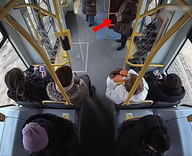 Szokujące sceny z tramwaju w Warszawie. Opublikowano właśnie nagranie. „Trzymaj się mocno”