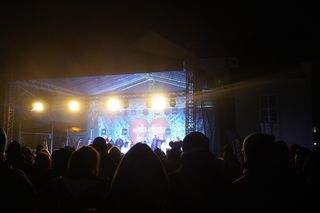 Finał WOŚP 2025. „Światełko do nieba” w Olsztynie. Tłumy na starówce