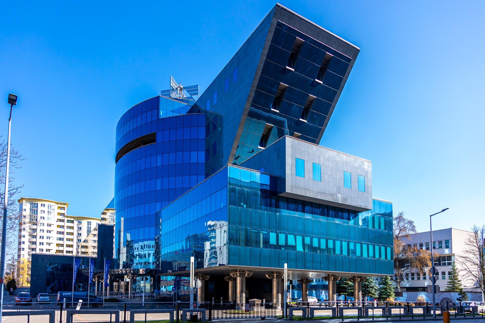 Biurowiec w kształcie czajnika stoi w Warszawie - zdjęcia. Zobacz, jak wygląda