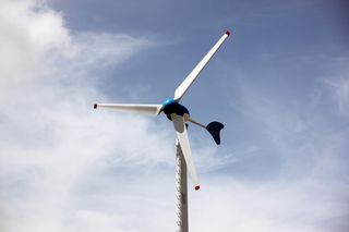 Przydomowa elektrownia wiatrowa 5 kW czy 10 kW? Czy to się opłaca?