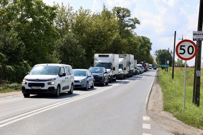 Kierowcy łamią przepisy, więc PKP chciało zamknąć rogatki w Ołtarzewie. Nie wyszło! 