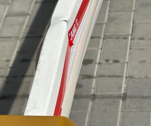 Auto wjechało w budynek sądu w Warszawie. Kierowca z impetem wyłamał szlaban i wjechał na zamknięty teren