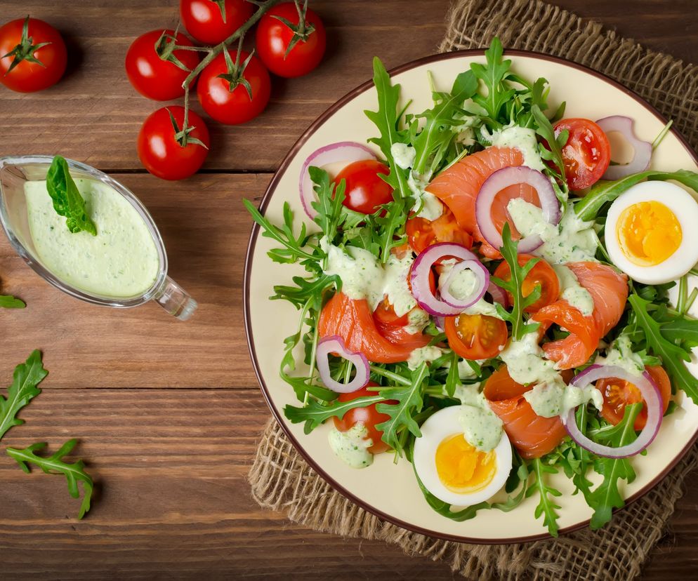 Podajemy przykładowy jadłospis dla pierwszego etapu diety Atkinsa, który trwa 14 dni. Zadaniem pierwszego etapu diety Atkinsa jest przygotowanie organizmu do nowego sposobu odżywiania. Sprawdź, co możesz jeść w pierwszym etapie niskowęglowodanowej diety Atkinsa.