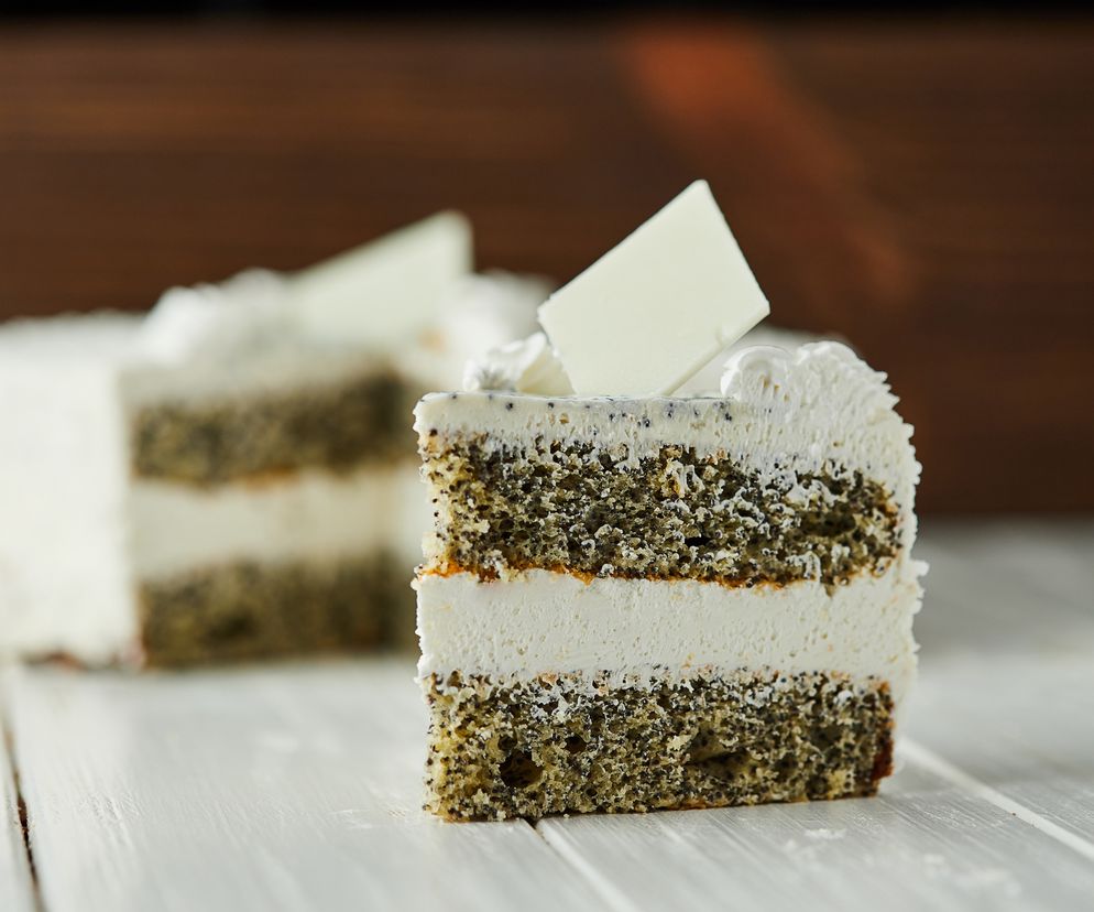 Biszkopt makowy: łatwy przepis na białkowe ciasto z makiem