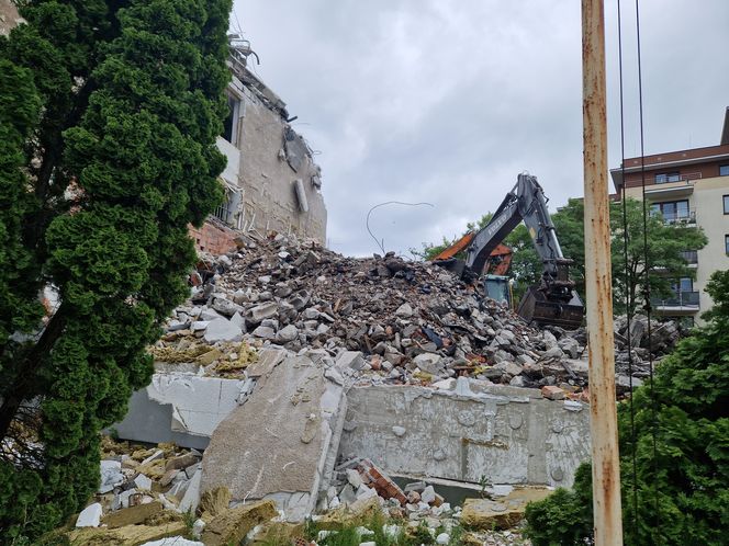 Tak znikał popularny biurowiec. Teraz powstaną tu apartamenty i mieszkania