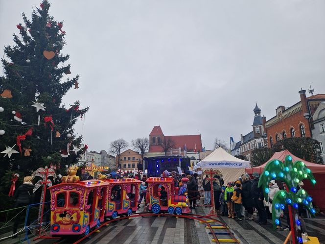 Mikołajkowy weekend w Pucku. Lodowe Lwy Morskie, jarmark i impreza świąteczna w stylu PRL! 