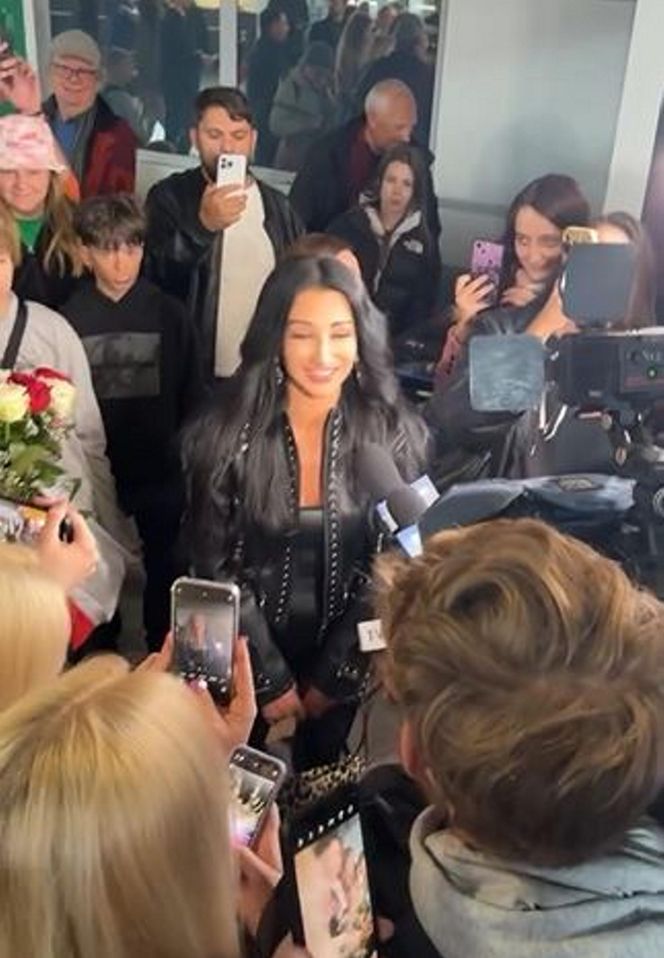 Tak fani powitali Justynę Steczkowską na lotnisku. Były łzy i tulenie. "Byłaś najlepsza"!