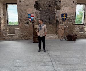 Patryk Jaki na zamku z rodziną