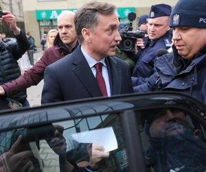 Zbigniew Ziobro zatrzymany przez policję w telewizji Republika.. Dziś ma się stawić na sejmową komisję śledczą