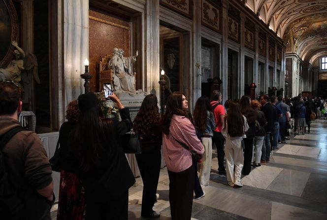 Wierni odwiedzają grób papieża Franciszka