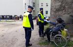 Policjanci rozdają maseczki bezdomnym