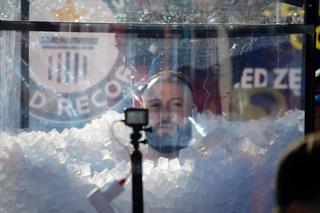 Rekord Guinnessa pobity w Tarnobrzegu! Łukasz Szpunar spędził w lodzie ponad 4 godziny!