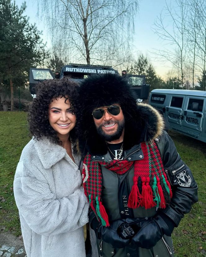 Krzysztof Rutkowski w futrzanej czapie większej niż afro jego żony. Co za stylówka z okazji WOŚP!