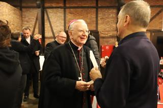 Wigilia dla bezdomnych, ubogich i samotnych w Krakowie. Przy wspólnym stole usiadło kilkaset osób