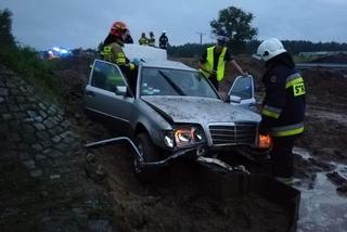 Podlaskie. Mercedes utknął w glinie. Strażacy musieli odkopać kierowcę