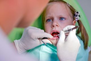 To pułapka, w którą wpada wielu rodziców. Ten ząb nie ma odpowiednika w mleczakach i trzeba o niego zadbać