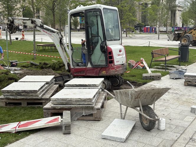 Absurd roku w Warszawie. Zrywają zieleń na nowym pl. Centralnym. Zamiast niej będzie beton