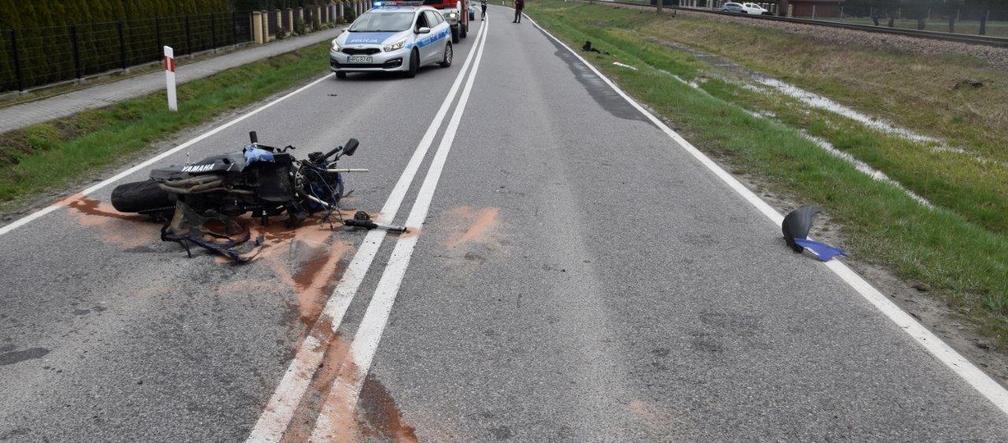 Gromnik. 23-letni motocyklista UDERZYŁ w bariery energochłonne. Wylądował kilkadziesiąt metrów od maszyny
