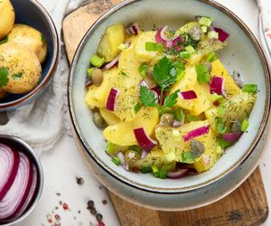 Sałatka ziemniaczana z musztardowym dressingiem. Prosta, szybka i niedroga