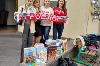 Wspaniały gest polskich kibiców. Przywieźli rodakom w Armenii 200 kilogramów książek! [ZDJĘCIE]