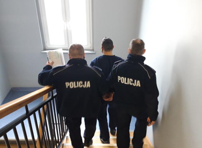 Ścigany prze policję 23-latek wyskoczył z auta i uciekał PIESZO! Po drodzę wyrzucił BROŃ [ZDJĘCIA]