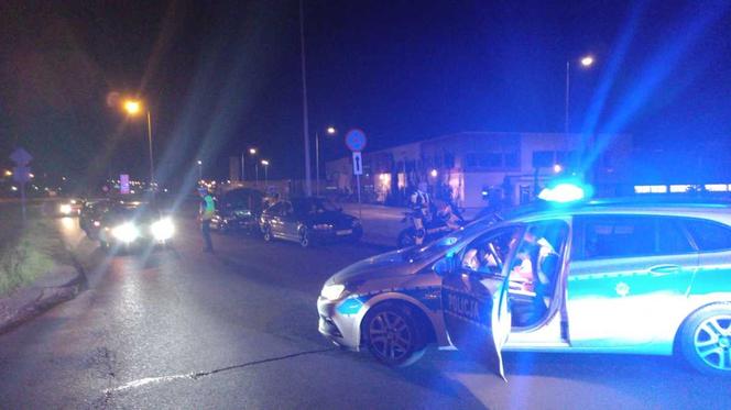 Nocna obława policji koło Torunia. Nielegalne wyścigi samochodowe w tle