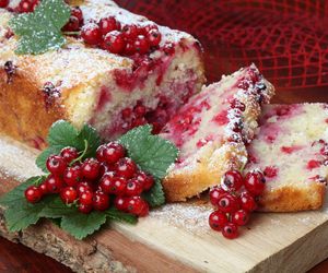 Letnie ciasto jogurtowe z porzeczkami – puszyste, lekkie, przepyszne