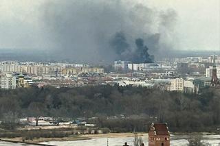 Kłęby dymu nad Pragą-Południe. Pożar na budowie