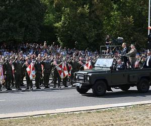 Defilada wojskowa 2024 w Warszawie. 2 tys. żołnierzy i kilkaset sztuk sprzętu wojskowego na ulicach miasta [ZDJĘCIA]