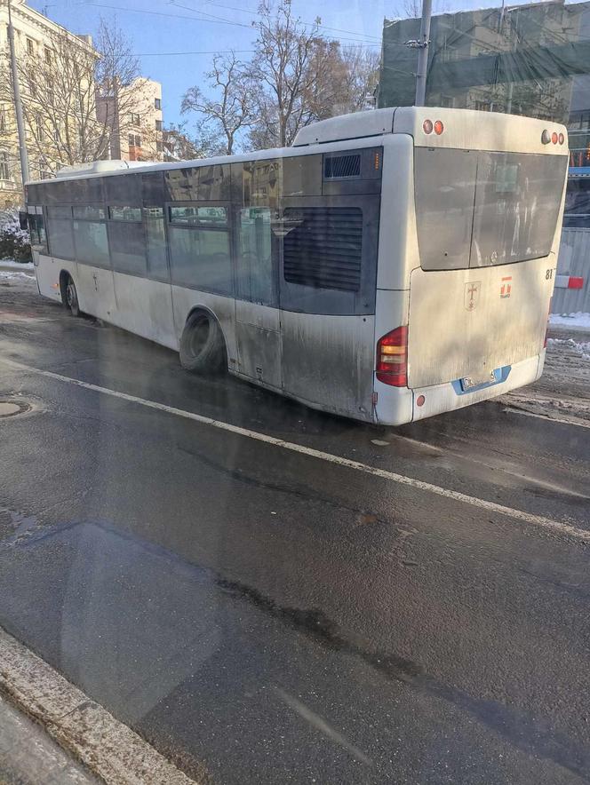 Seria stłuczek i awarii we Wrocławiu. Trudny dzień dla pasażerów MPK. Co będzie przy większych mrozach? 