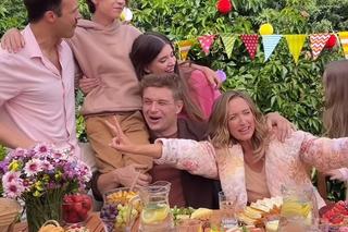 Barwy szczęścia nowy sezon na planie. Marysia (Nina Szumowska),Hubert (Marek Molak), Asia (Anna Gzyra), Emil (Artem Malaszczuk), Agata (Natalia Zambrzycka), Ignacy Kieliszewski (Olaf Staszkiewicz)