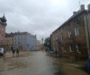 Zagrożenie powodziowe. Głuchołazy. Woda przelała się przez wały. Zalewa miasto