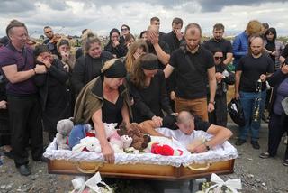 Pogrzeb 4-latki zabitej w ukraińskiej Winnicy. W maleńkiej trumnie pluszaki i kwiaty