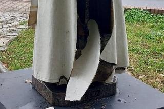 Zniszczona figura Jana Pawła II w Dębem