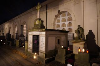 Stare Powązki rozświetlone zniczami 2.11.2024