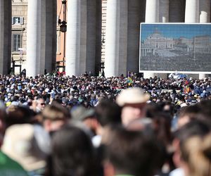 Ostatnie chwile przed pogrzebem Franciszka. Tłumy wiernych na pl. św. Piotra