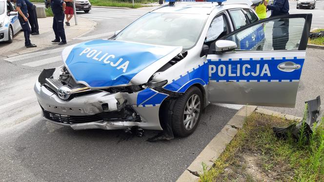 Roztrzaskany radiowóz na Ursynowie. Policjanci uderzyli w osobówkę