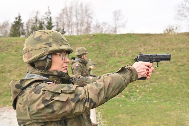 Posłanki złapały za giwery