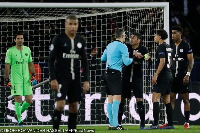 Piłkarze PSG dyskutują z sędzią