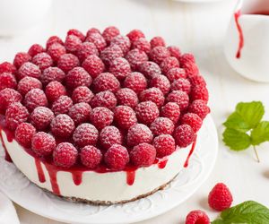 Sernik na zimno z białą czekoladą i malinami