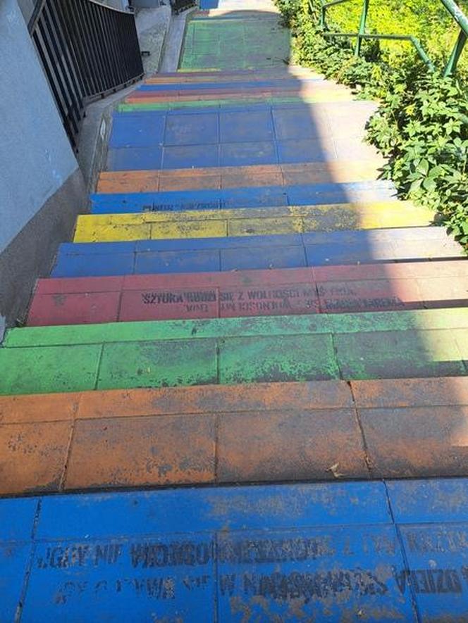 Kolorowe schody na ulicy Tatrzańskiej