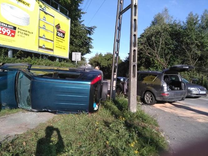 Dachowanie na skrzyżowaniu Moniuszki i Nowowiejskiej! Kierowca zabrany do szpitala