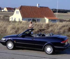 Saab 900 Cabriolet: duże dwudrzwiowe auto z miękkim dachem wytwarzane od 1984 do 1993 r. Pod maską dostępna szeroka paleta silników 2-litrowych, o mocach od 100 do 185 KM. Koszt to okolice 10 tys. zł.