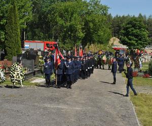 Srebrny orzeł prowadził Arka w ostatniej drodze. Poruszający gest policjantów i strażaków